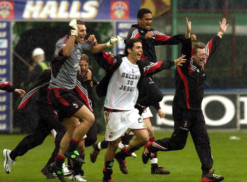 Non segna, ma esulta: il 2 maggio 2004 il Milan batte la Roma e vince lo scudetto. Kakà chiude il campionato con 10 gol. Omega
